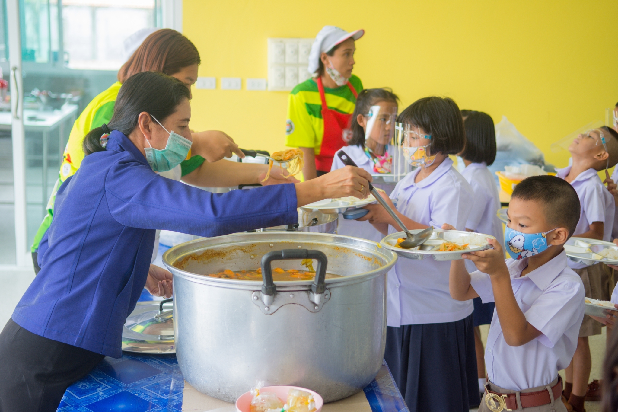เทศบาลเมืองกะทู้ต่อยอดโรงครัวช่วงโควิด-19 สู่บริการอาหารเช้า กลางวัน ให้นักเรียนโรงเรียนในสังกัดเพื่อแบ่งเบาภาระผู้ปกครอง